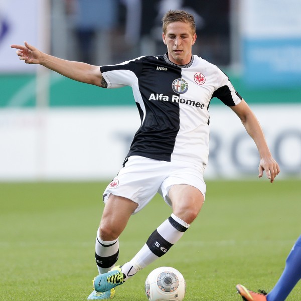 In diesen schwarz-weißen Ausweichtrikots spielte die Eintracht 2013/14 - hier Bastian Oczipka