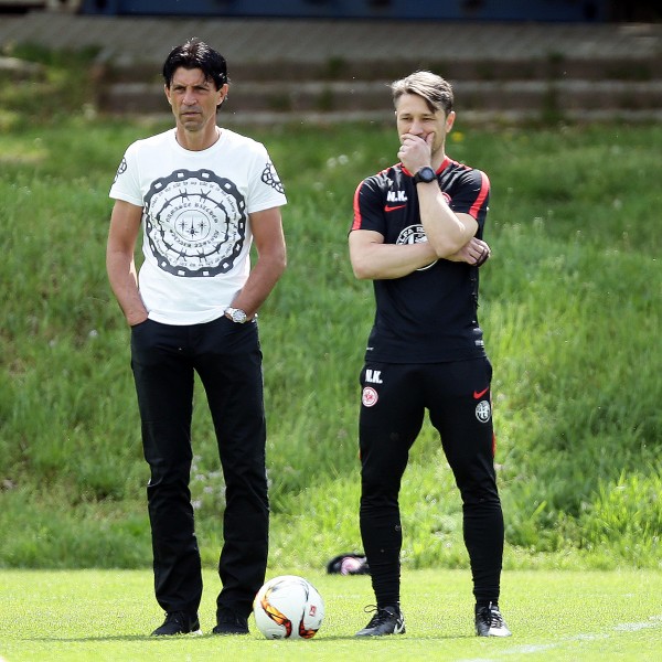 Bruno Hübner (l.) und Niko Kovac (r.) freuen sich auf einen neuen Linksverteidiger.