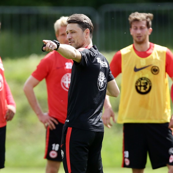 Gab seinen Spielern die Richtung für das Abstiegsendspiel vor: Eintracht-Coach Niko Kovac.