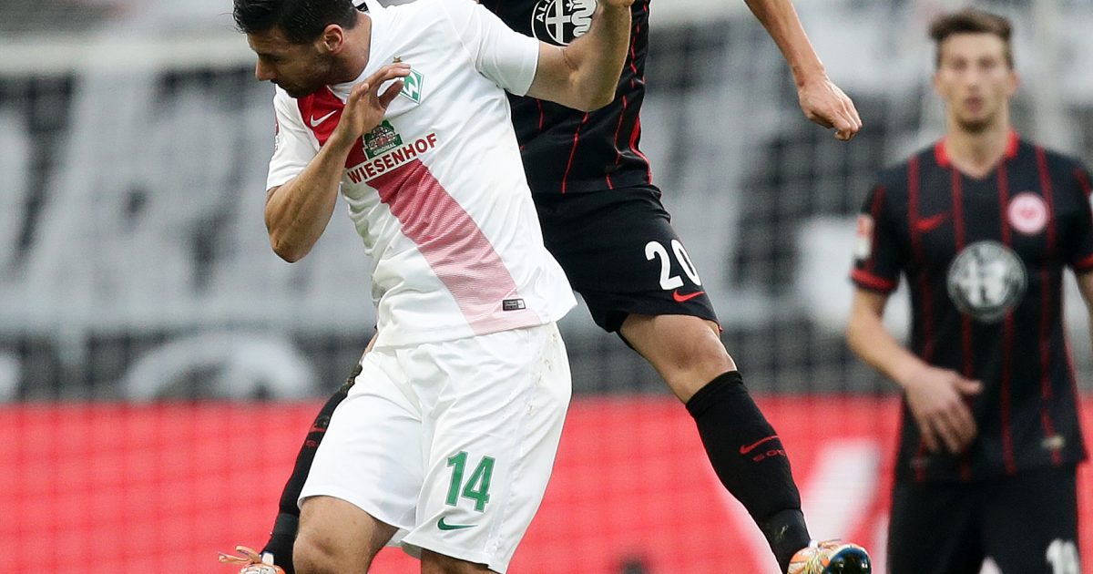 19.12.2015, Fussball, 1. BL, Eintracht Frankfurt - Werder Bremen. Makoto Hasebe (re., Frankfurt), Claudio Pizarro. Foto: Heiko Rhode, Bad Homburg ***WWW.FOTO-RHODE.DE*** FON 0172-6703266