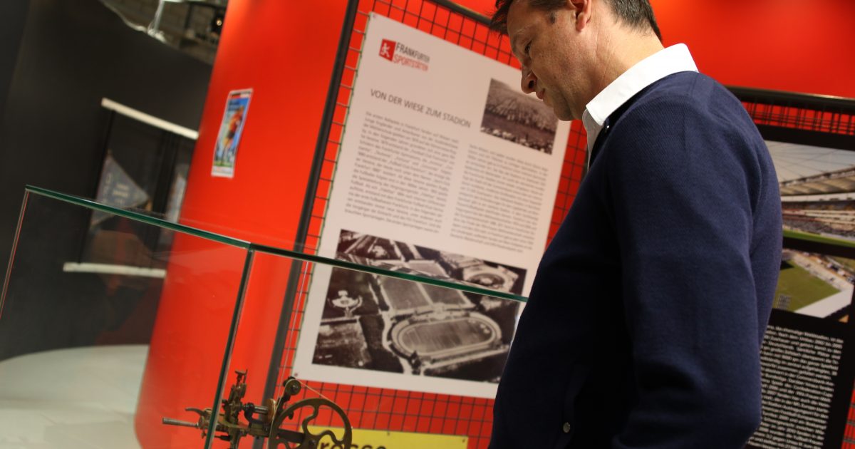 Fredi Bobic schaut nicht nur im Museum der Eintracht genau hin.