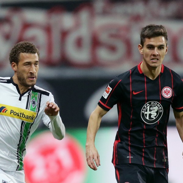 Johannes Flum im Zweikampf mit dem Gladbacher Fabian Johnson 