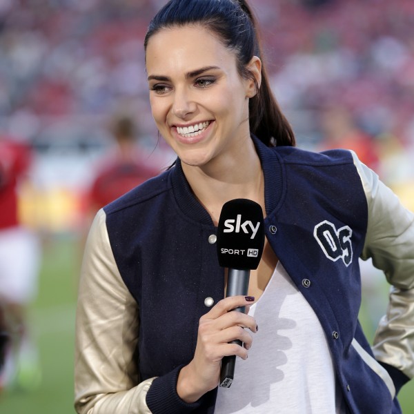 Moderatorin Esther Sedlaczek und Sky werden sich ab 2017/18 die Übertragungsrechte von der 1. Bundesliga teilen müssen 