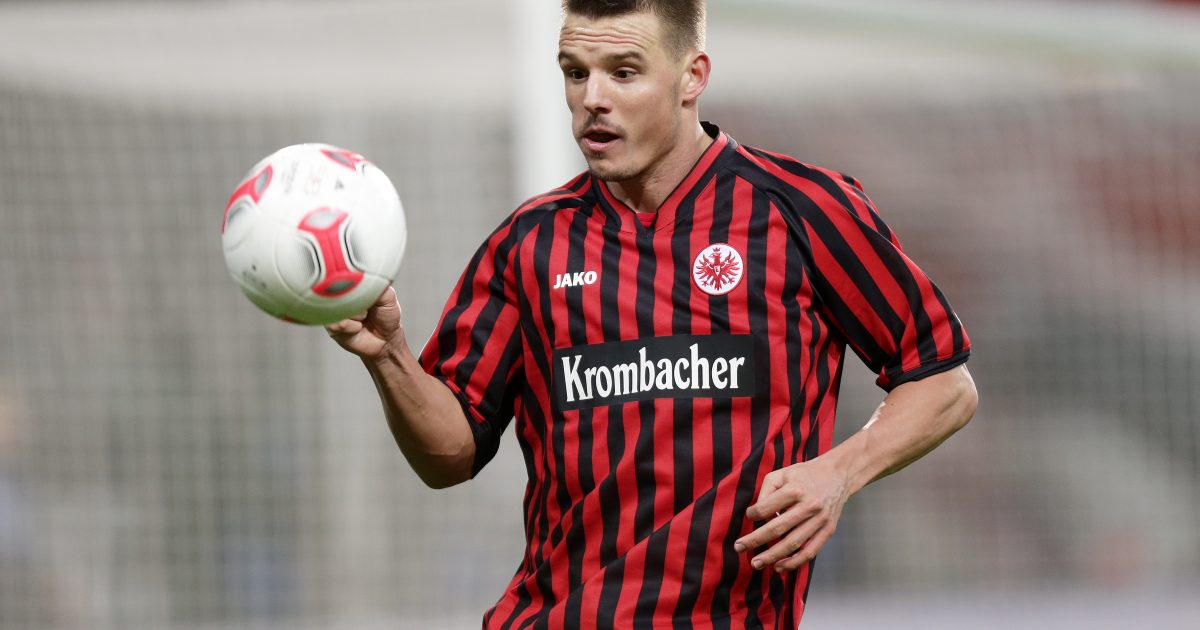 "Krombacher" schmückte bereits 2012/13 die Brust des SGE-Trikots. Kommt es zu einem erneuten Engagement?