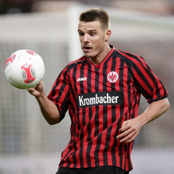 "Krombacher" schmückte bereits 2012/13 die Brust des SGE-Trikots. Kommt es zu einem erneuten Engagement?