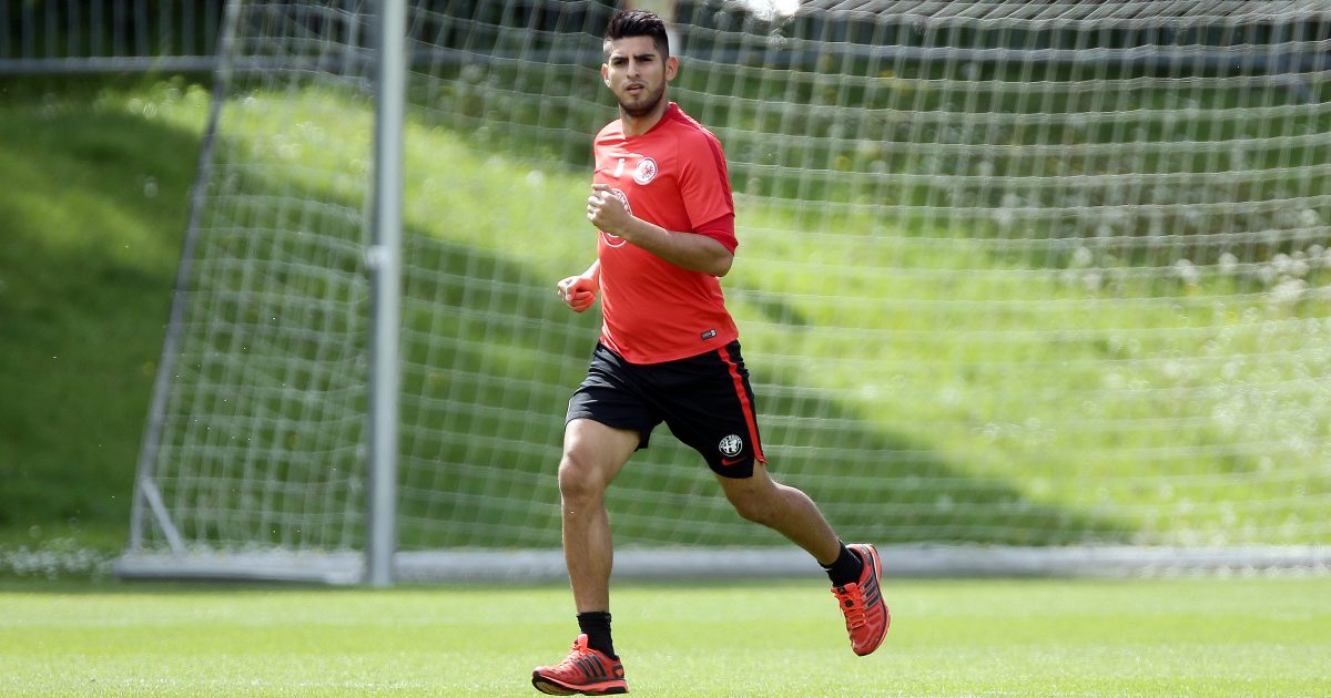 Muss die Eintracht Carlos Zambrano im Sommer ziehen lassen?