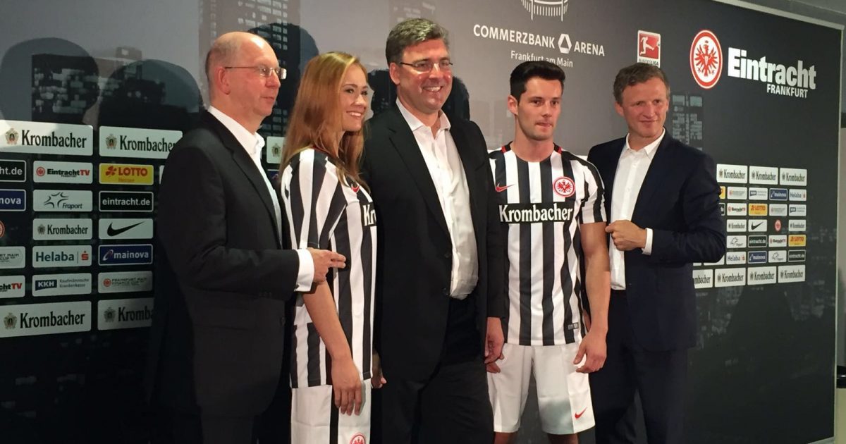 Uwe Riehs (Marketing-Geschäftsführer Krombacher), Axel Hellmann (Vorstandsmitglied Eintracht Frankfurt) und Philipp Hasenbein (Managing Director Germany Lagardère Sports) präsentieren das neue Heimtrikot der SGE.