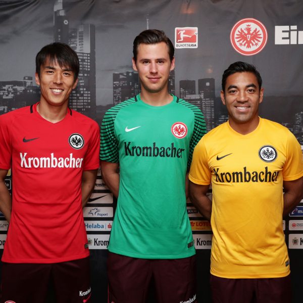 Die neue Saison wird bunt: Die SGE wird auswärts in rot antreten, im Ausweichfall werden gelbe Jerseys übergestreift. Die Torhüter werden grüne Trikots tragen. Bildquelle: Eintracht Frankfurt