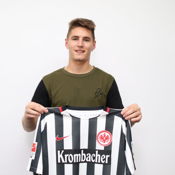 Er trägt nun offiziell das Trikot von Eintracht Frankfurt. Bereits heute wird er mit der Mannschaft trainieren.