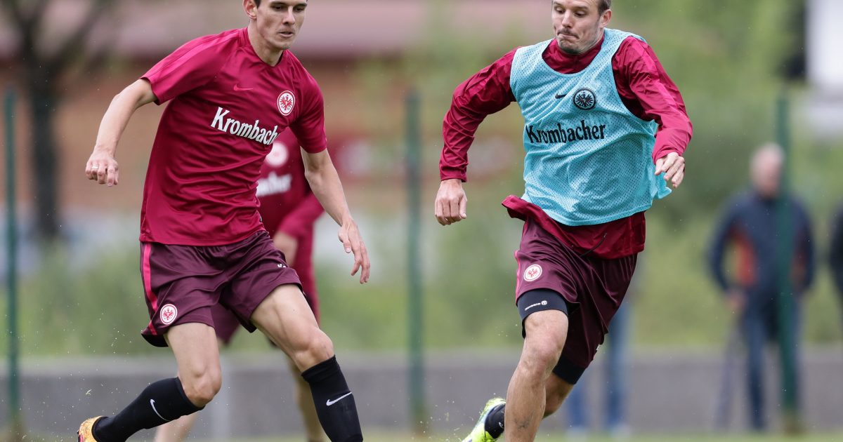 Verlängerten beide ihre Verträge. Johannes Flum (li.) im Duell mit Alex Meier (re.)