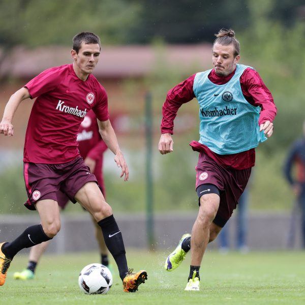 Verlängerten beide ihre Verträge. Johannes Flum (li.) im Duell mit Alex Meier (re.)