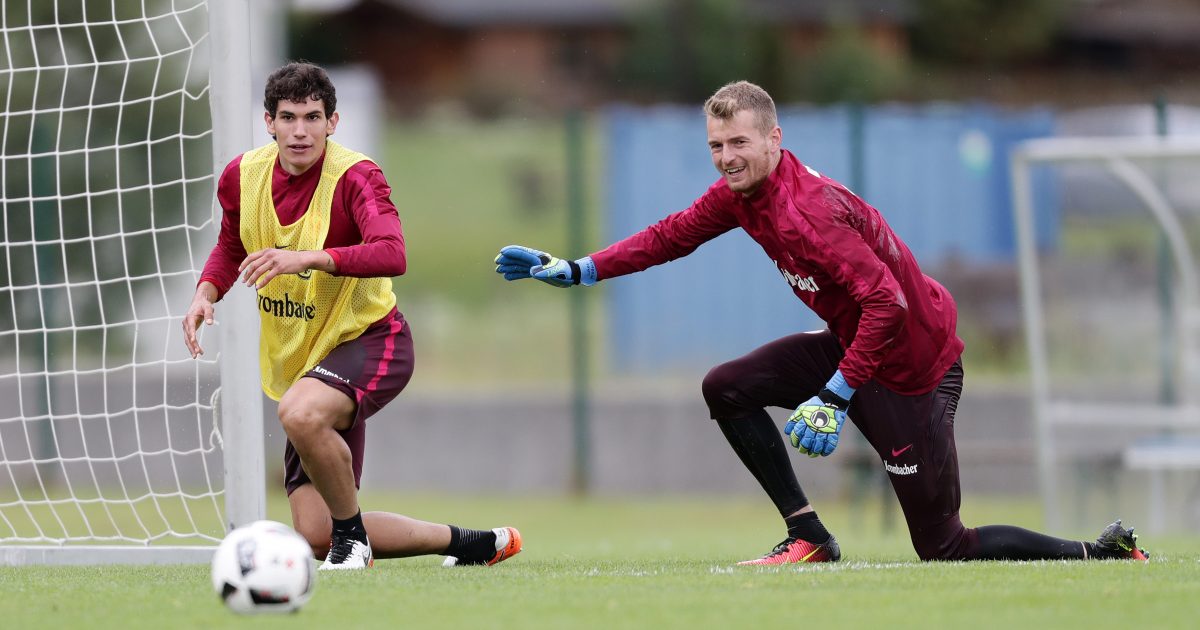 Eintracht-Keeper Lukas Hradecky (rechts, hier mit Neuzugang Vallejo) kommt durch seine offene, lockere Art gut bei den Fans an.