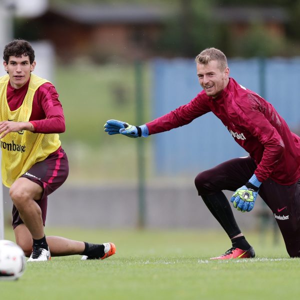 Eintracht-Keeper Lukas Hradecky (rechts, hier mit Neuzugang Vallejo) kommt durch seine offene, lockere Art gut bei den Fans an.