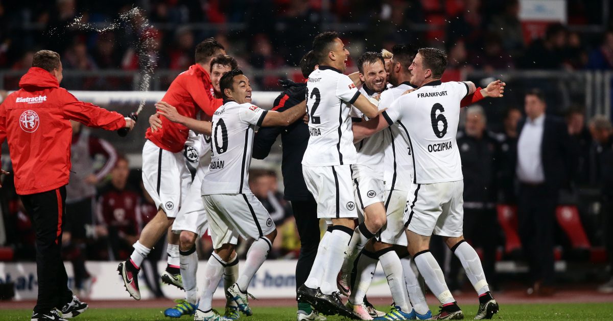 Abpfiff in Nürnberg: Großer Jubel auf den Rängen und bei der Mannschaft über den Klassenerhalt