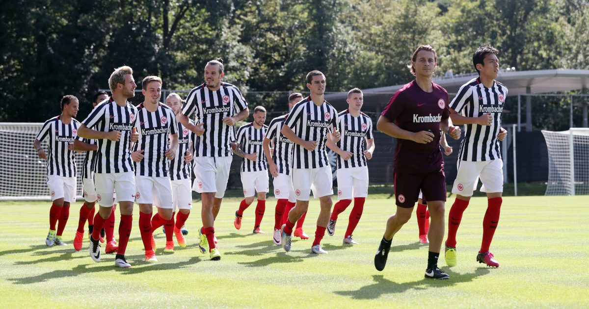 Während das Team morgen zum ersten Mal über 90 Minuten ran muss, schimpft eine Modedesignerin über die neue Arbeitsbekleidung der Mannschaft.