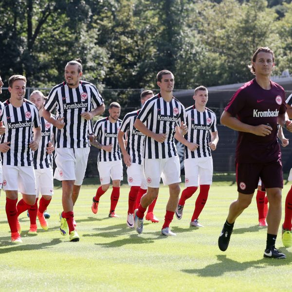 Während das Team morgen zum ersten Mal über 90 Minuten ran muss, schimpft eine Modedesignerin über die neue Arbeitsbekleidung der Mannschaft.