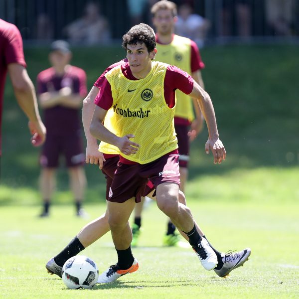 Die EIntracht macht sich Sorgen um Jesús Vallejo. 