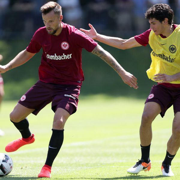 Haris Seferovic (links) hat seinen Sonderurlaub beendet und trainiert wieder mit der Mannschaft. 