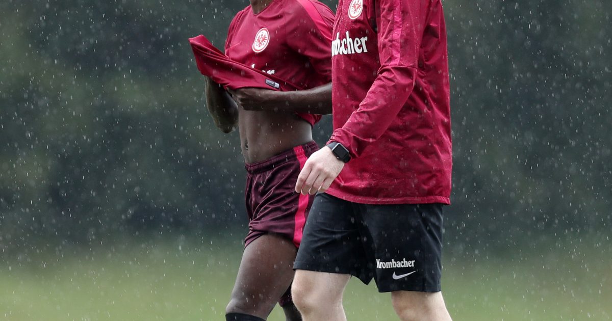 Taleb Tawatha (li.) kann es nicht fassen. Der Israeli kommt immer noch nicht in Tritt.