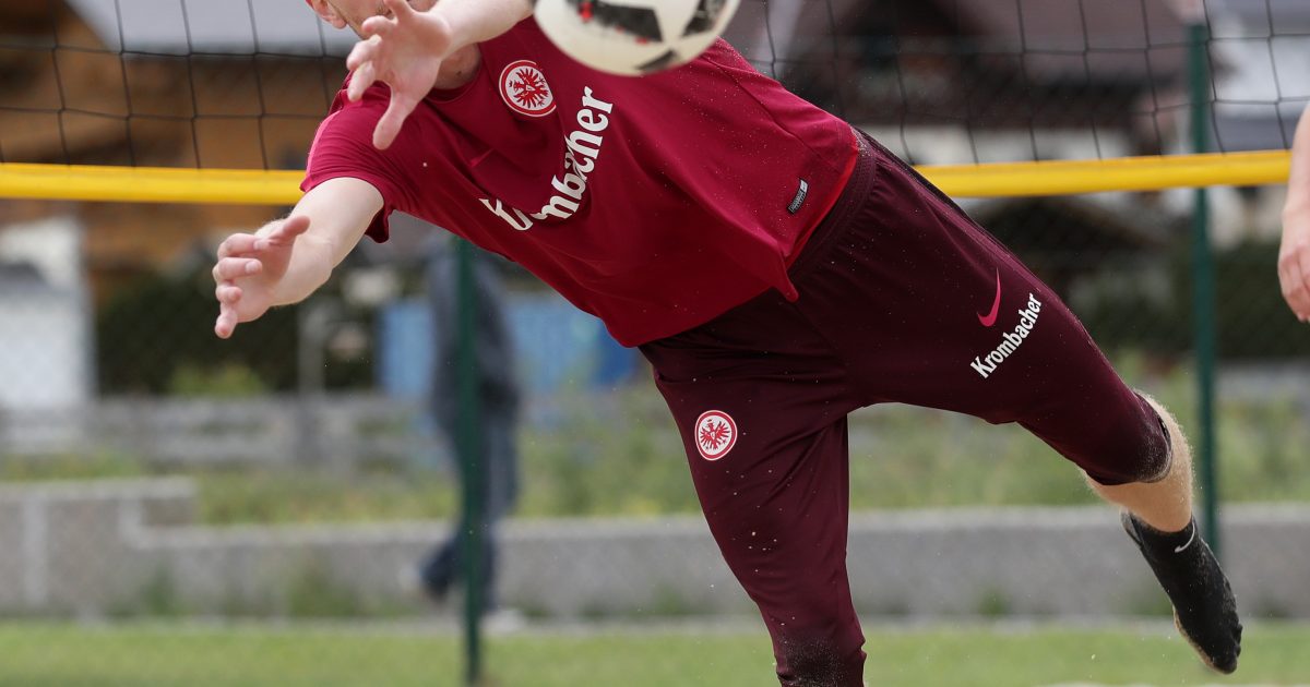 Lukas Hradecky will in der kommenden Saison noch mehr Bälle fangen.