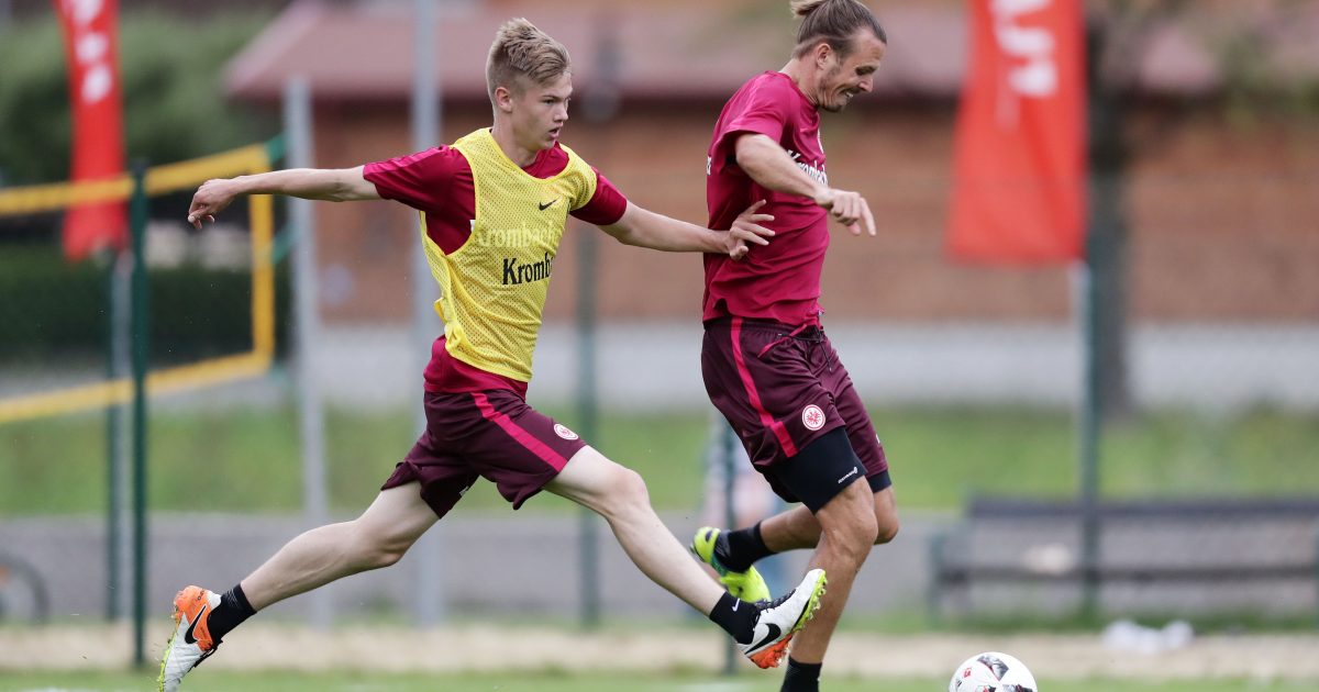 Noel Knothe musste nicht nur im Zweikampf gegen Alex Meier Lehrgeld bezahlen.