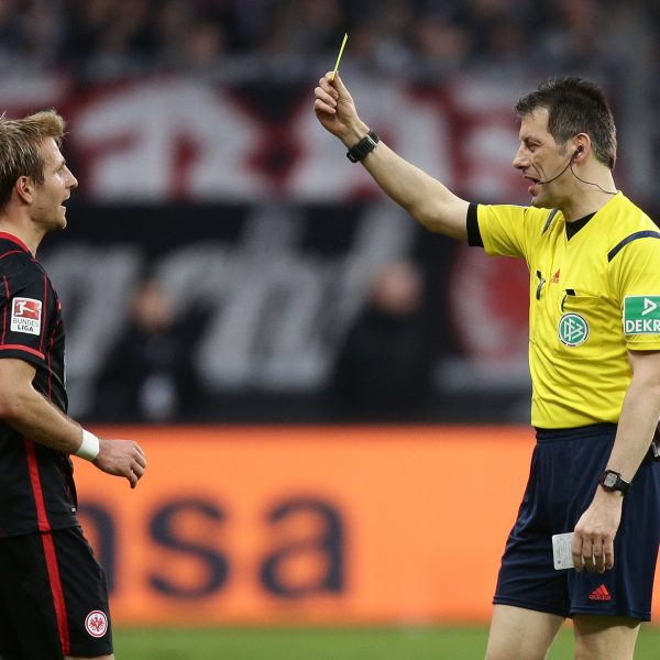 Schiedsrichter gegen Schalke ist Wolfgang Stark, der hier den ehemaligen Eintracht-Spieler Stefan Aigner verwarnt.