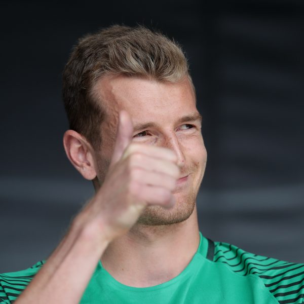 Daumen hoch für den neuen Innenverteidiger: Lukas Hradecky ist überzeugt von Vordermann Michael Hector