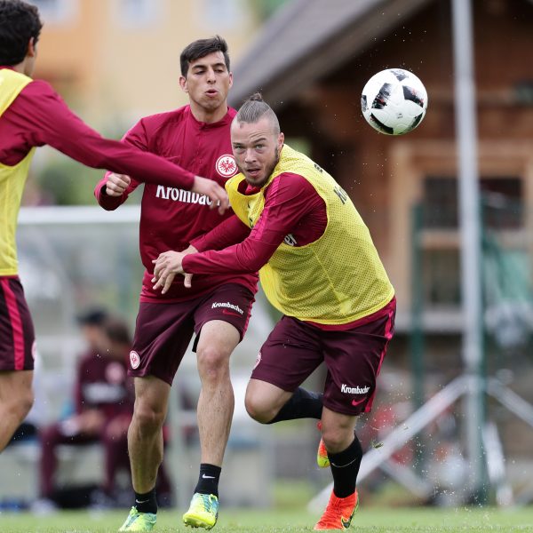 Furkan Zorba (li.) ist mit seinem Lizenzspielervertrag ein fester Bestandteil der Profis geworden und darf sich im Training weiter mit Yanni Regäsel duellieren.
