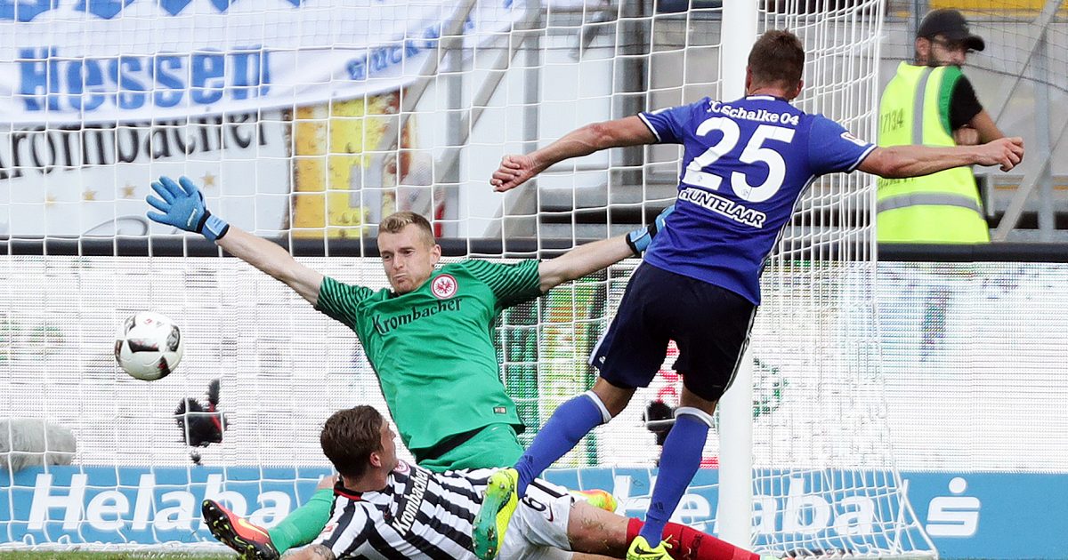Lukas Hradecky hält die drei Punkte fest und wird erneut Spieler des Spiels.