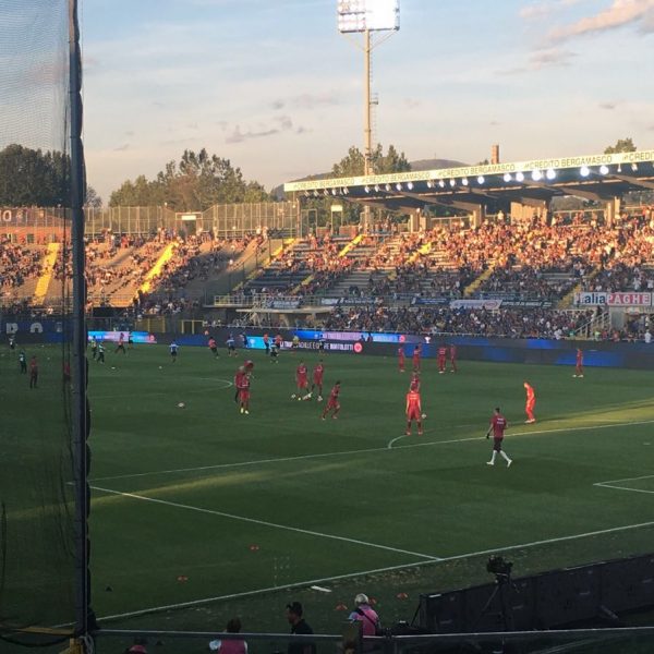 Das bei den Fans langersehnte Testspiel gegen Atalanta Bergamo läuft bei sommerlichen Termperaturen. Die Eintracht hofft auf einen ordentlichen Abschluss des Trainingslagers.