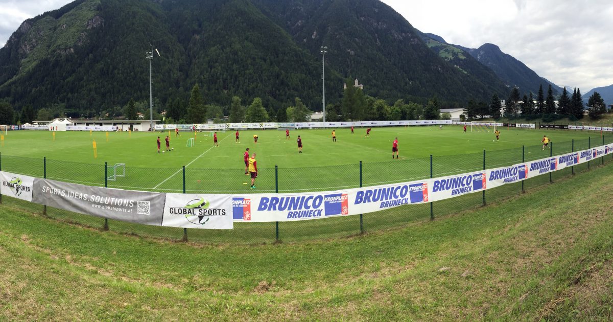 Das Trainingsgelände ist ringsherum mit Planen zum Sichtschutz abgehängt