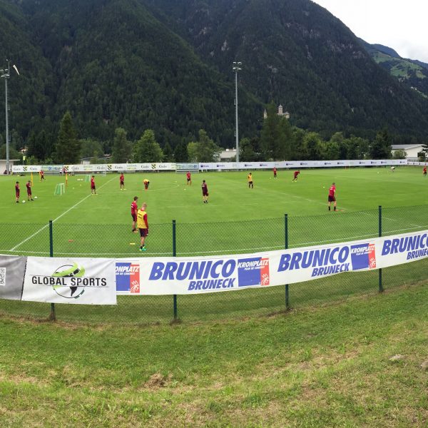 Das Trainingsgelände ist ringsherum mit Planen zum Sichtschutz abgehängt