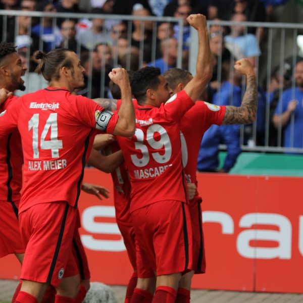 Meier, Mascarell & Co. bejubeln den Frankfurter Führungstreffer