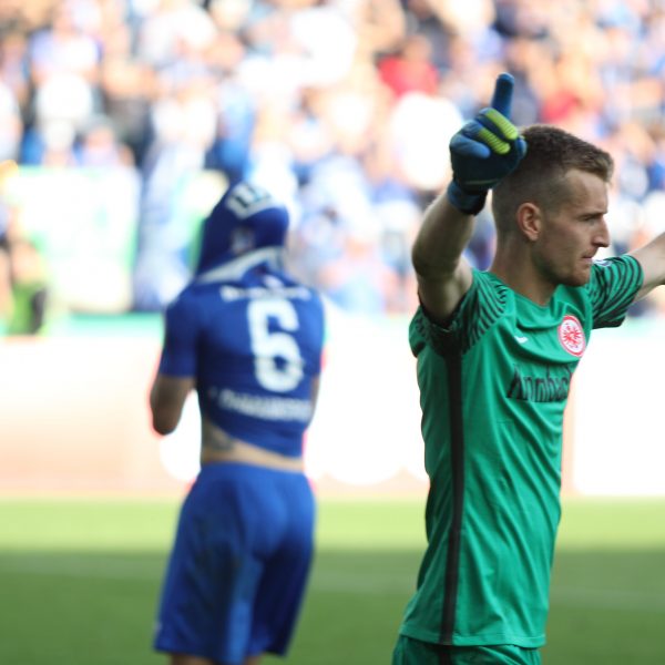 Lukas Hradecky jubelt nach dem Elfmeterschießen