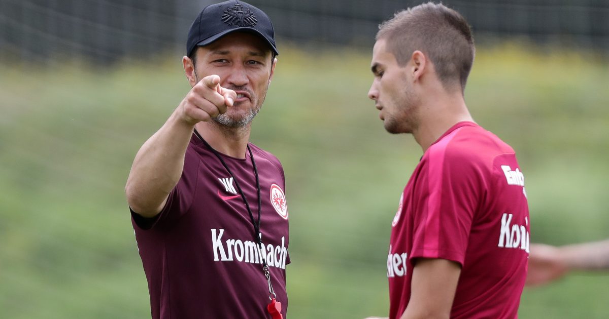 Niko Kovac (li.) zeigt sich offensichtlich zufrieden mit der Leistung seiner Mannschaft. Allen voran von der des Offensivspielers Mijat Gacinovic (re.)
