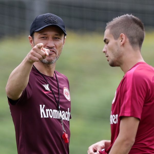 Niko Kovac (li.) zeigt sich offensichtlich zufrieden mit der Leistung seiner Mannschaft. Allen voran von der des Offensivspielers Mijat Gacinovic (re.)