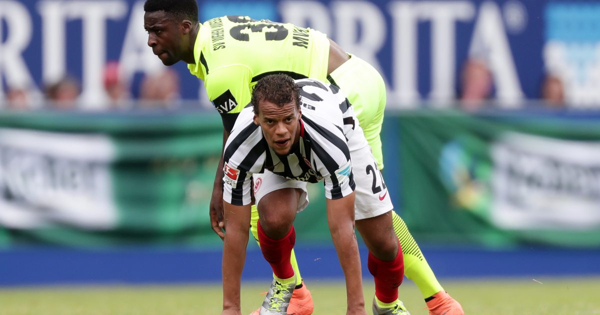Timothy Chandler kämpft verzweifelt um den Ball - und um eine Zukunft bei der Eintracht?