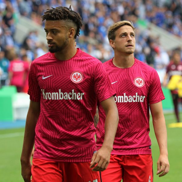 In der runderneuerten Eintracht um Neuzugang Hector (links) ist Bastian Oczipka (rechts) schon ein Urgestein.