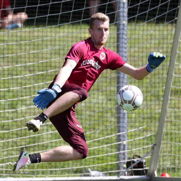 Fliegend geht Lukas Hradecky seiner Arbeit im Eintracht-Training am liebsten nach. 