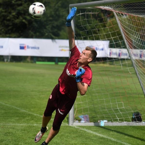 Wurde beim heutigen Vormittagstraining von Torwart-Trainer Petz erneut gefordert: Lukas Hradecky (Foto: eintracht.de)