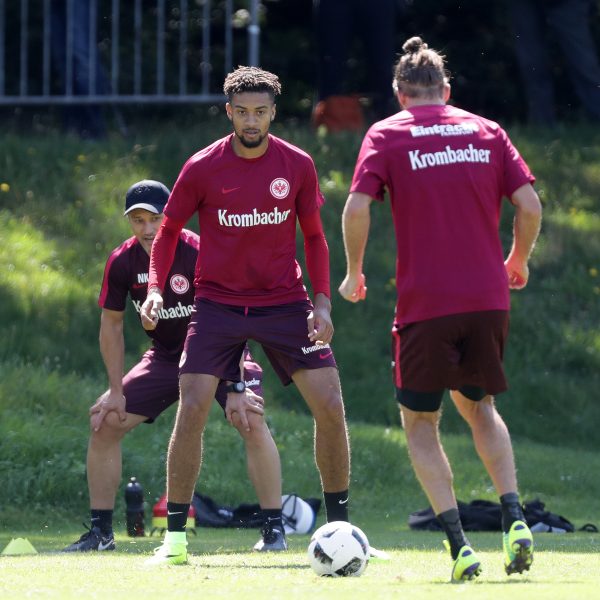 Muss Niko Kovac (im Hintergrund) gegen Bremen auf Michael Hector (Mitte) verzichten?