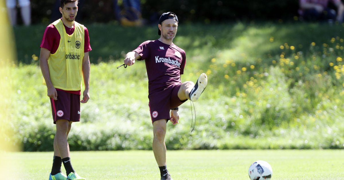 Niko Kovac gibt am Ball noch immer eine gute Figur ab - Nachwuchstalent Furkan Zorba staunt.