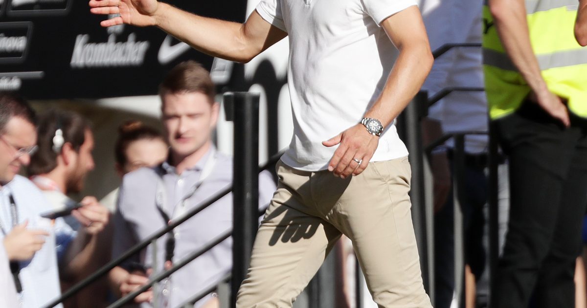 Niko Kovac freut sich über den Sieg gegen den FC Schalke 04 g