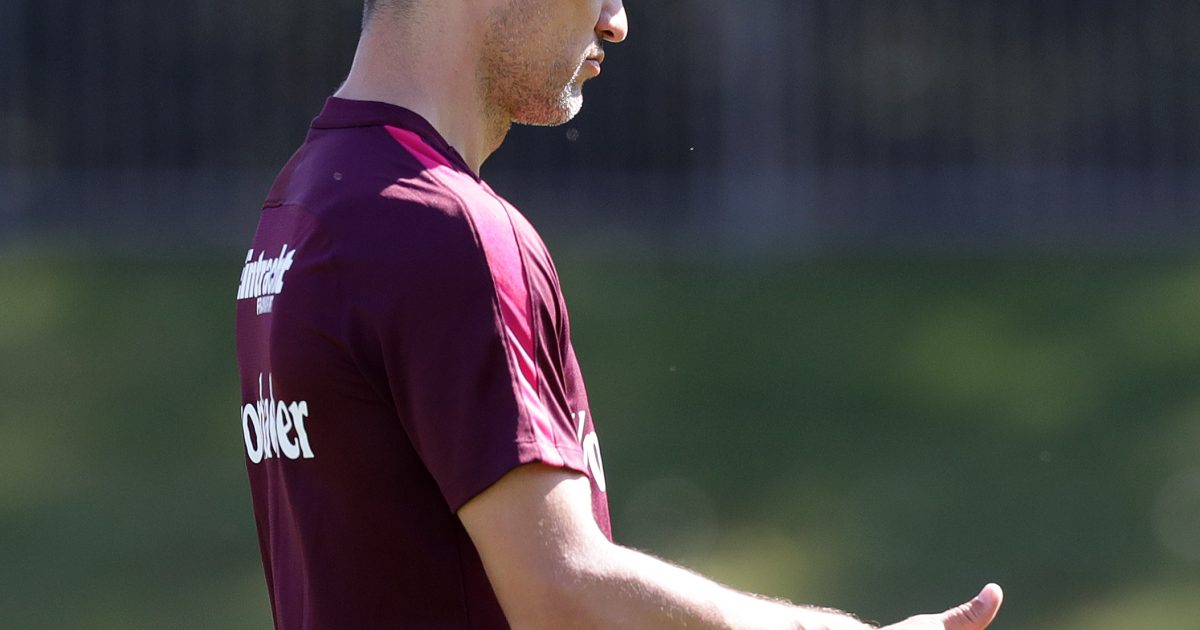 Trainer Niko Kovac hebt den Daumen und zeigt sich zufrieden mit den getätigten Transfers.