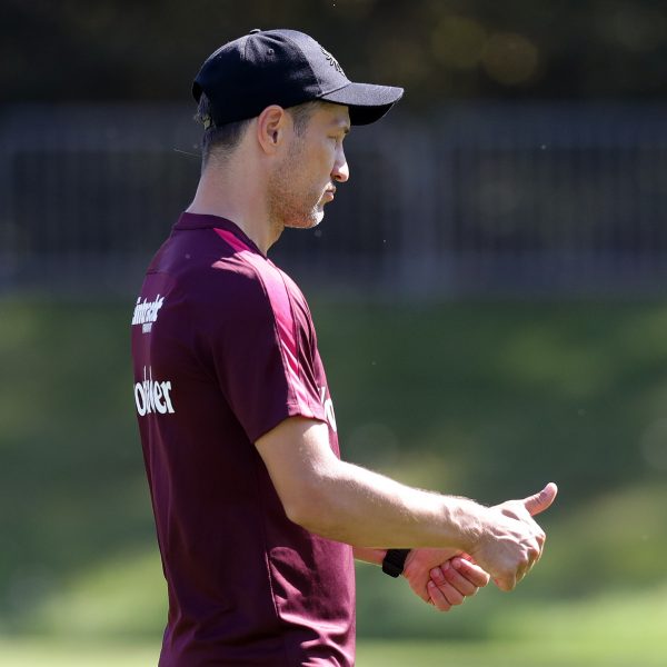 Trainer Niko Kovac hebt den Daumen und zeigt sich zufrieden mit den getätigten Transfers.