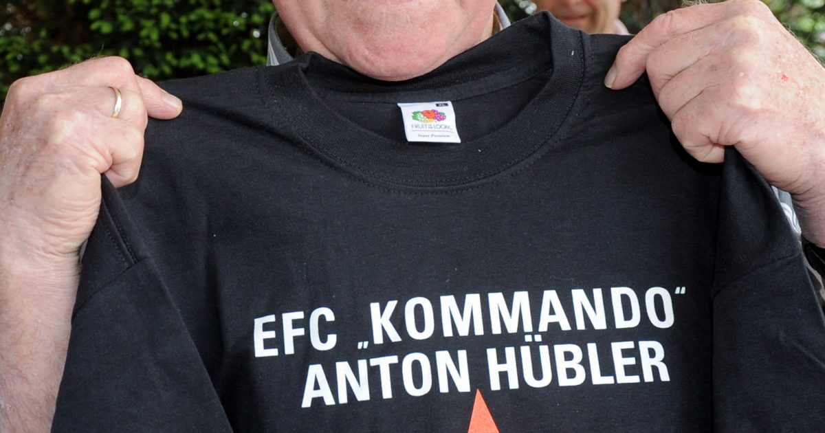 Anton Hübler bekam anlässlich seines 80. Geburtstages von seinem Fanclub dieses T-Shirt geschenkt.