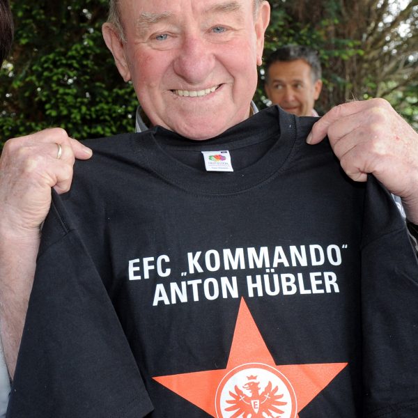 Anton Hübler bekam anlässlich seines 80. Geburtstages von seinem Fanclub dieses T-Shirt geschenkt. 