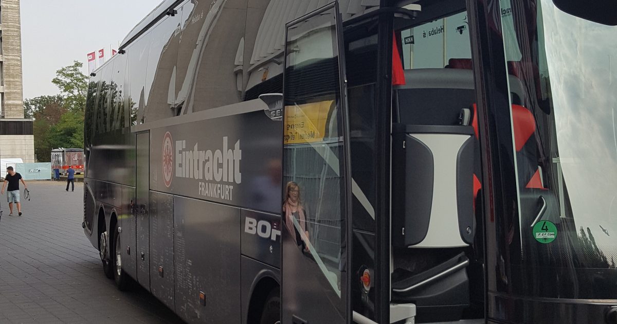 Der letzte Mannschaftsbus hatte einen Gesamtpreis von ca. 75.000€ und auch dieses Model wird einen ähnlichen Preis gekostet haben. [Bild 5 von 5]