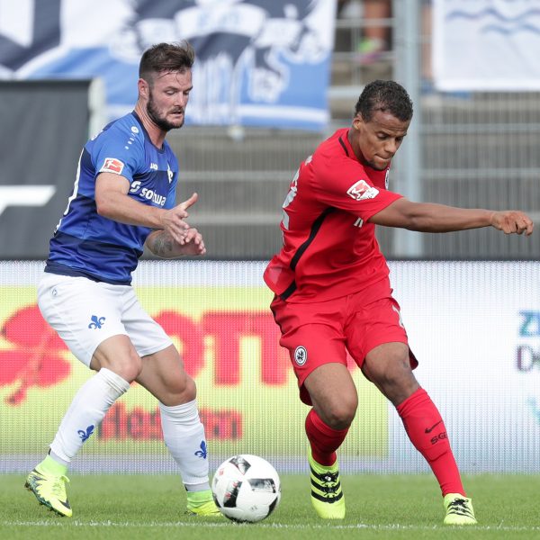  Timothy Chandler im Zweikampf mit Marcel Heller.