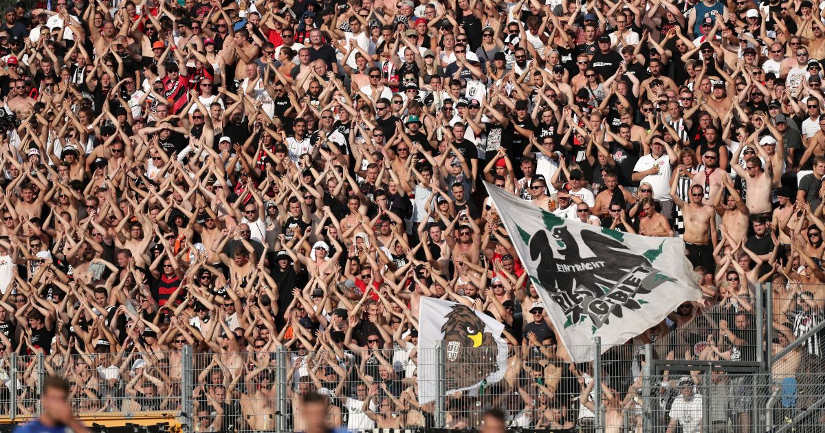 Der Eintracht-Fanblock in Darmstadt hat sich beim Hessen-Derby ganz auf die Stimmung konzentriert. 